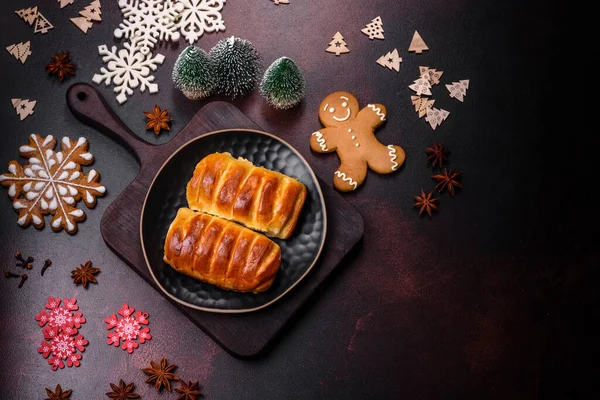 Koyu Beton Arka Planda Tatlı Taze Şenlikli Pişirme Noel Arifesine — Stok fotoğraf
