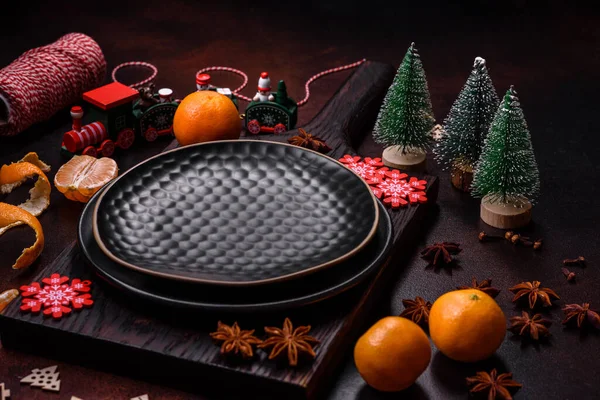 Schöne Weihnachtsdekoration Mit Weihnachtsspielzeug Clementinen Und Lebkuchen Auf Dunklem Betongrund — Stockfoto