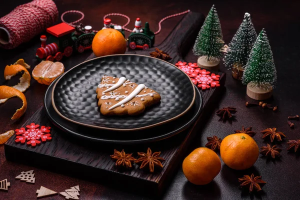 漂亮的圣诞装饰品 带有节日玩具 夹心和姜饼在黑暗的混凝土背景 准备圣诞餐桌 — 图库照片