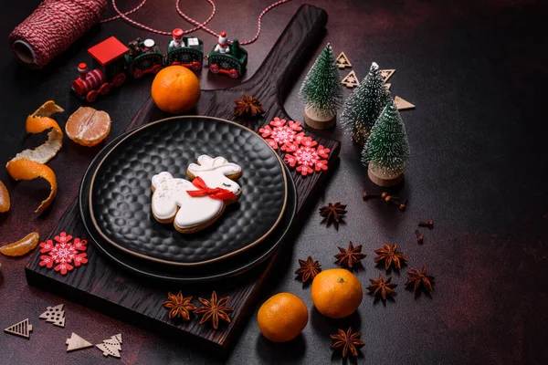 Gyönyörű Karácsonyi Dekorációk Ünnepi Játékok Clementine Mézeskalács Egy Sötét Beton — Stock Fotó