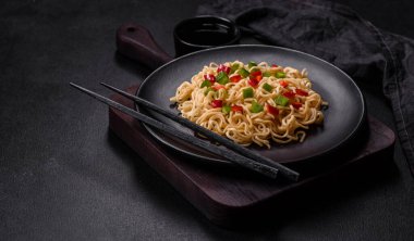 Tatlı biberli, domatesli, baharatlı ve otlu lezzetli erişteler. Asya mutfağı