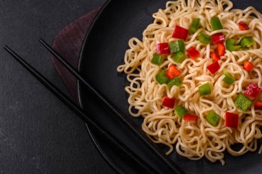 Tatlı biberli, domatesli, baharatlı ve otlu lezzetli erişteler. Asya mutfağı