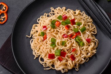 Tatlı biberli, domatesli, baharatlı ve otlu lezzetli erişteler. Asya mutfağı