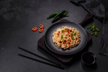 Tatlı biberli, domatesli, baharatlı ve otlu lezzetli erişteler. Asya mutfağı