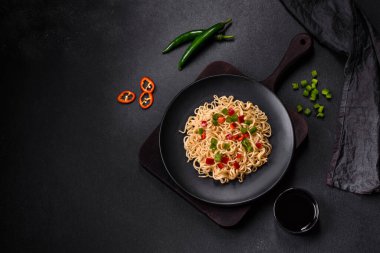 Tatlı biberli, domatesli, baharatlı ve otlu lezzetli erişteler. Asya mutfağı