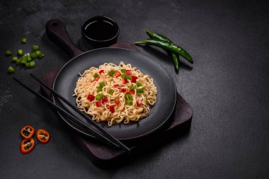 Tatlı biberli, domatesli, baharatlı ve otlu lezzetli erişteler. Asya mutfağı