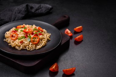 Tatlı biberli, domatesli, baharatlı ve otlu lezzetli erişteler. Asya mutfağı