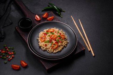 Tatlı biberli, domatesli, baharatlı ve otlu lezzetli erişteler. Asya mutfağı