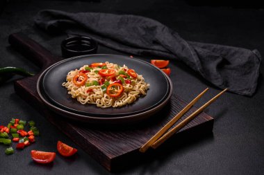 Tatlı biberli, domatesli, baharatlı ve otlu lezzetli erişteler. Asya mutfağı