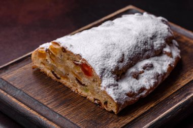 Badem ezmeli, böğürtlenli ve fındıklı koyu betondan yapılmış Noel turtası. Festival masasının hazırlığı