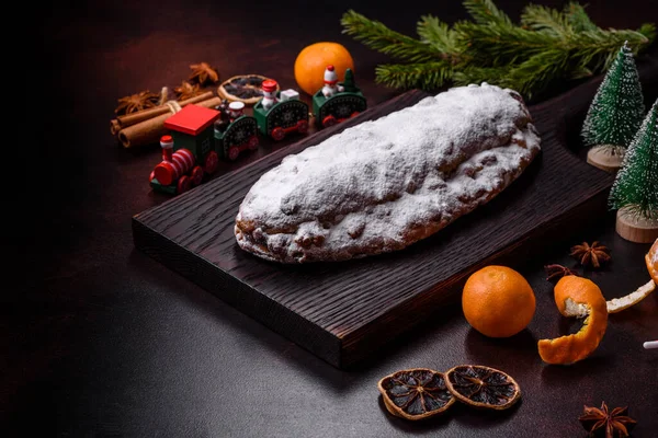 Weihnachtsstollen Mit Marzipan Beeren Und Nüssen Auf Dunklem Betongrund Vorbereitung — Stockfoto