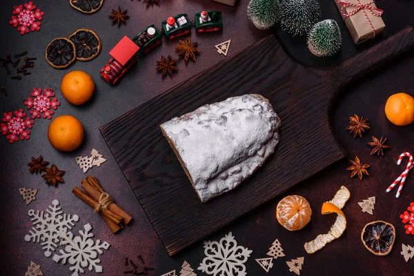 Pastel Navidad Con Mazapán Bayas Nueces Sobre Fondo Hormigón Oscuro — Foto de Stock