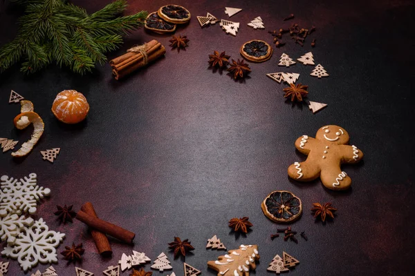 Χριστουγεννιάτικη Πίτα Πρησμένη Αμυγδαλόπαστα Μούρα Και Ξηρούς Καρπούς Σκούρο Τσιμεντένιο — Φωτογραφία Αρχείου