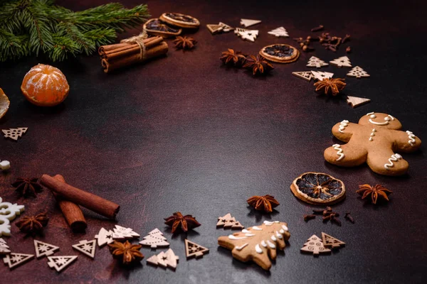 Χριστουγεννιάτικη Πίτα Πρησμένη Αμυγδαλόπαστα Μούρα Και Ξηρούς Καρπούς Σκούρο Τσιμεντένιο — Φωτογραφία Αρχείου
