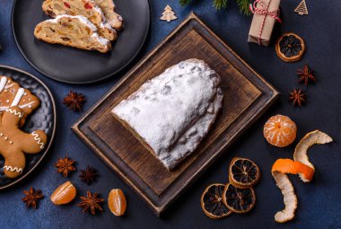 Tatlı meyveli, badem ezmeli ve çimento kaplı fındıklı nefis bir yılbaşı pastası. Festival masasının hazırlığı