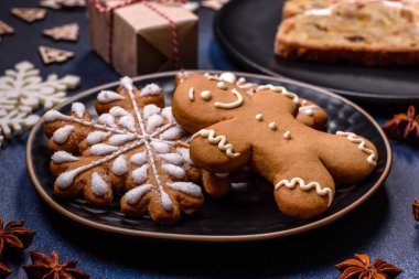 Tatlı meyveli, badem ezmeli ve çimento kaplı fındıklı nefis bir yılbaşı pastası. Festival masasının hazırlığı