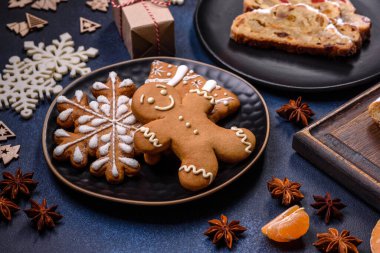 Tatlı meyveli, badem ezmeli ve çimento kaplı fındıklı nefis bir yılbaşı pastası. Festival masasının hazırlığı