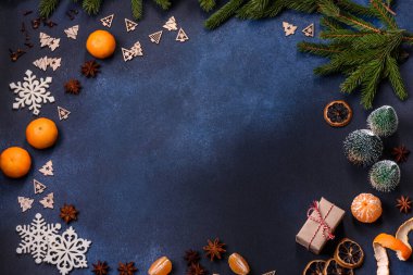 Tatlı meyveli, badem ezmeli ve çimento kaplı fındıklı nefis bir yılbaşı pastası. Festival masasının hazırlığı