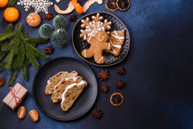 Tatlı meyveli, badem ezmeli ve çimento kaplı fındıklı nefis bir yılbaşı pastası. Festival masasının hazırlığı