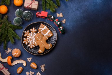 Tatlı meyveli, badem ezmeli ve çimento kaplı fındıklı nefis bir yılbaşı pastası. Festival masasının hazırlığı