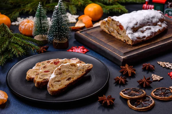 暗い具体的な背景に砂糖漬けの果物 マジパンとナッツとおいしいお祝いの新年のパイ お祝いの席の準備 — ストック写真