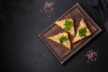 Yumurta ve peynirli çıtır tostlu lezzetli sandviç. Koyu beton arka planda kahvaltı içiyorum.