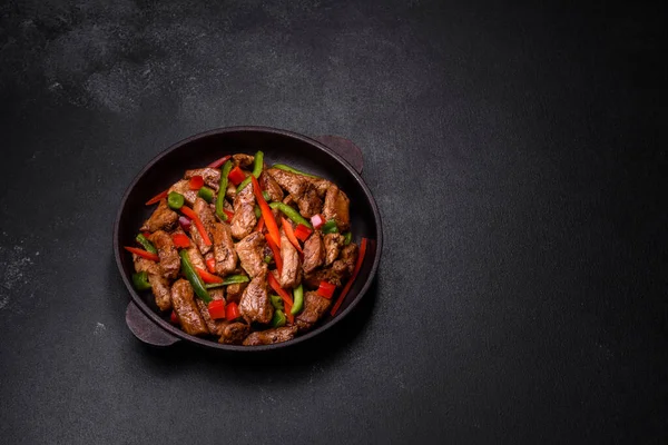 Deliciosa Carne Teriyaki Asiática Com Pimentas Vermelhas Verdes Sementes Gergelim — Fotografia de Stock