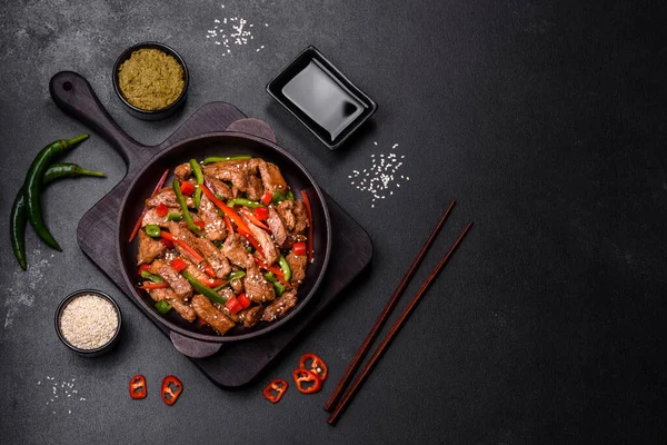 Leckeres Asiatisches Teriyaki Fleisch Mit Roten Und Grünen Paprika Und — Stockfoto