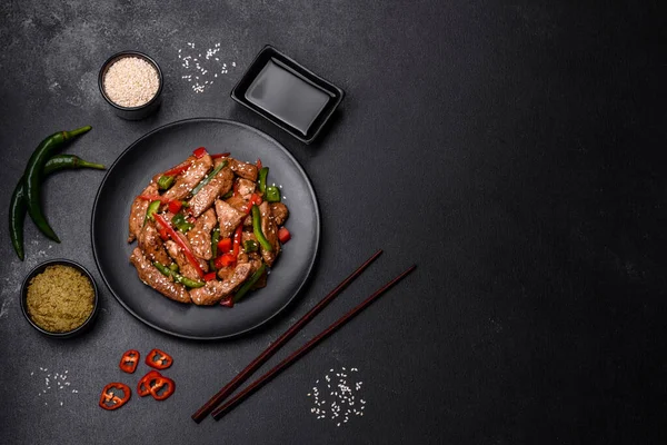 Leckeres Asiatisches Teriyaki Fleisch Mit Roten Und Grünen Paprika Und — Stockfoto