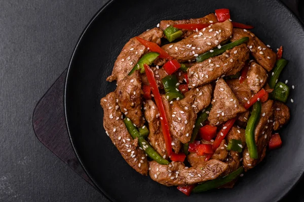 Delicious Asian Teriyaki Meat Red Green Bell Peppers Sesame Seeds — Stock Photo, Image