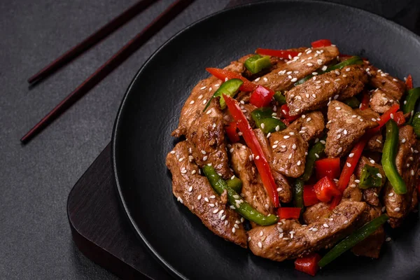 Delicious Asian Teriyaki Meat Red Green Bell Peppers Sesame Seeds — Stock Photo, Image