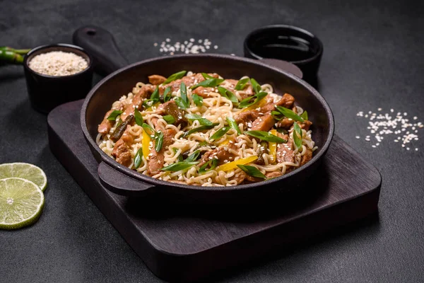 Leckeres Gericht Der Asiatischen Küche Mit Reisnudeln Huhn Spargel Pfeffer — Stockfoto