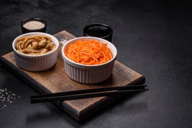 Baharatlı ve çimento kaplı baharatlı Kore havucu. Asya yemekleri