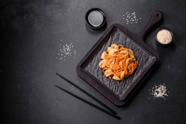 Baharatlı ve çimento kaplı baharatlı Kore mantarı. Asya yemekleri