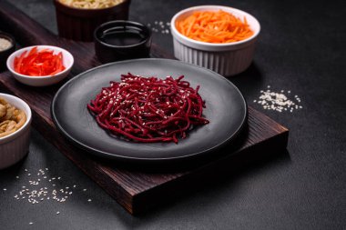 Baharatlı ve çimento kaplı baharatlı Kore pancarı. Asya yemekleri