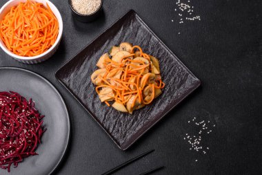 Baharatlı ve çimento kaplı baharatlı Kore mantarı. Asya yemekleri