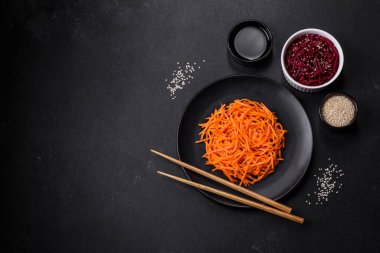 Baharatlı ve çimento kaplı baharatlı Kore havucu.