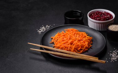 Baharatlı ve çimento kaplı baharatlı Kore havucu.