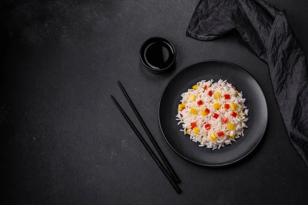 Вкусное Азиатское Блюдо Риса Перца Специй Трав Черной Тарелке Темном — стоковое фото