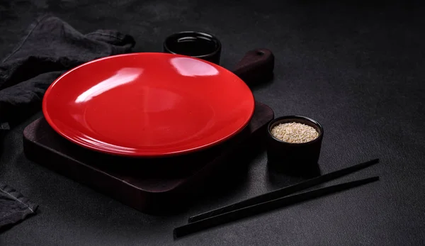 어두운 콘크리트 배경에는 아시아 음식을 막대가 접시가 아시아 요리의 — 스톡 사진