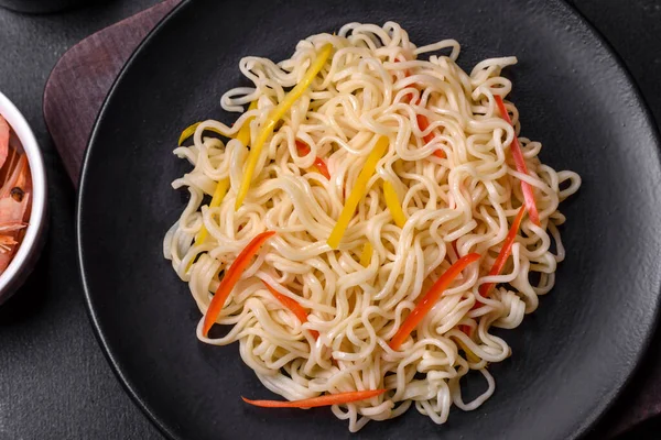 Köstliche Frische Reisnudeln Mit Garnelen Gewürzen Und Kräutern Auf Dunklem — Stockfoto