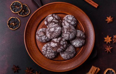 Koyu beton bir arka planda kahverengi bir tabakta güzel, tatlı kurabiyeli brownie.