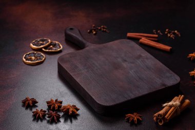 Koyu beton bir arka planda kahverengi bir tabakta güzel, tatlı kurabiyeli brownie.