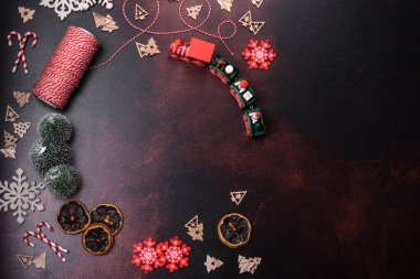 Koyu beton arka planda Noel süslemeleri olan nefis taze browniler. Festival masasının hazırlığı