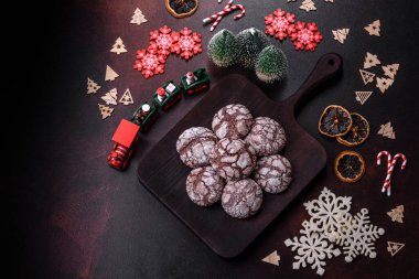 Koyu beton arka planda Noel süslemeleri olan nefis taze browniler. Festival masasının hazırlığı