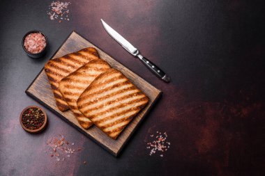 Lezzetli aile kahvaltısı hazırlamak için ızgara ekmek dilimleri.