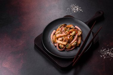 Lezzetli deniz ürünleri salatası ya da siyah tabakta koyu beton bir arka planda kokteyl.