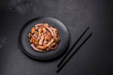 Lezzetli deniz ürünleri salatası ya da siyah tabakta koyu beton bir arka planda kokteyl.