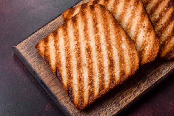 Smaczne Świeże Chrupiące Kromki Chleba Postaci Grillowanego Tosta Gotowania Pysznego — Zdjęcie stockowe