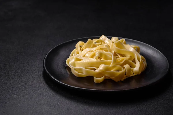 Köstliche Frische Pasta Mit Pesto Sauce Und Meeresfrüchten Auf Einem — Stockfoto